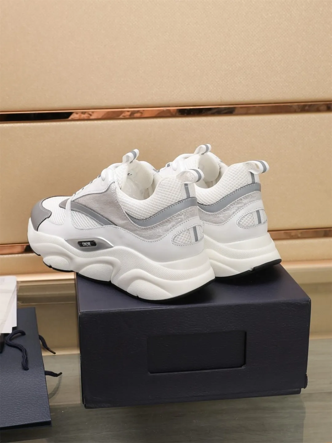 Men's shoes 💰P460💰【Dior】Dior✨ is online at the same time👏 This casual sneaker is a new product in the series and continues Di*r's classic style. The upper is made of original mesh and cow leather, with a two-color textured outsole, and the brand's iconic details on the rear collar and heel to enhance the style. Fashionable and versatile. Wear it with jeans or slacks for a casual look. Size: 38-44 (45 customized)
